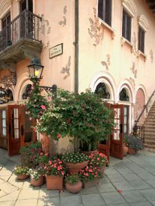 Tuscan Corner II